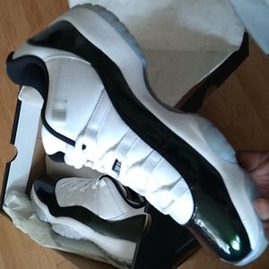 Air Jordan 11 Retro Low, white/black, emerald rise/noir. Size 12
